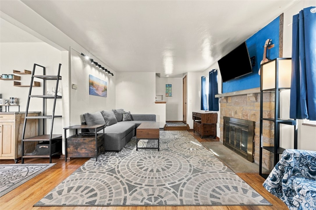 18 Pioneer Avenue