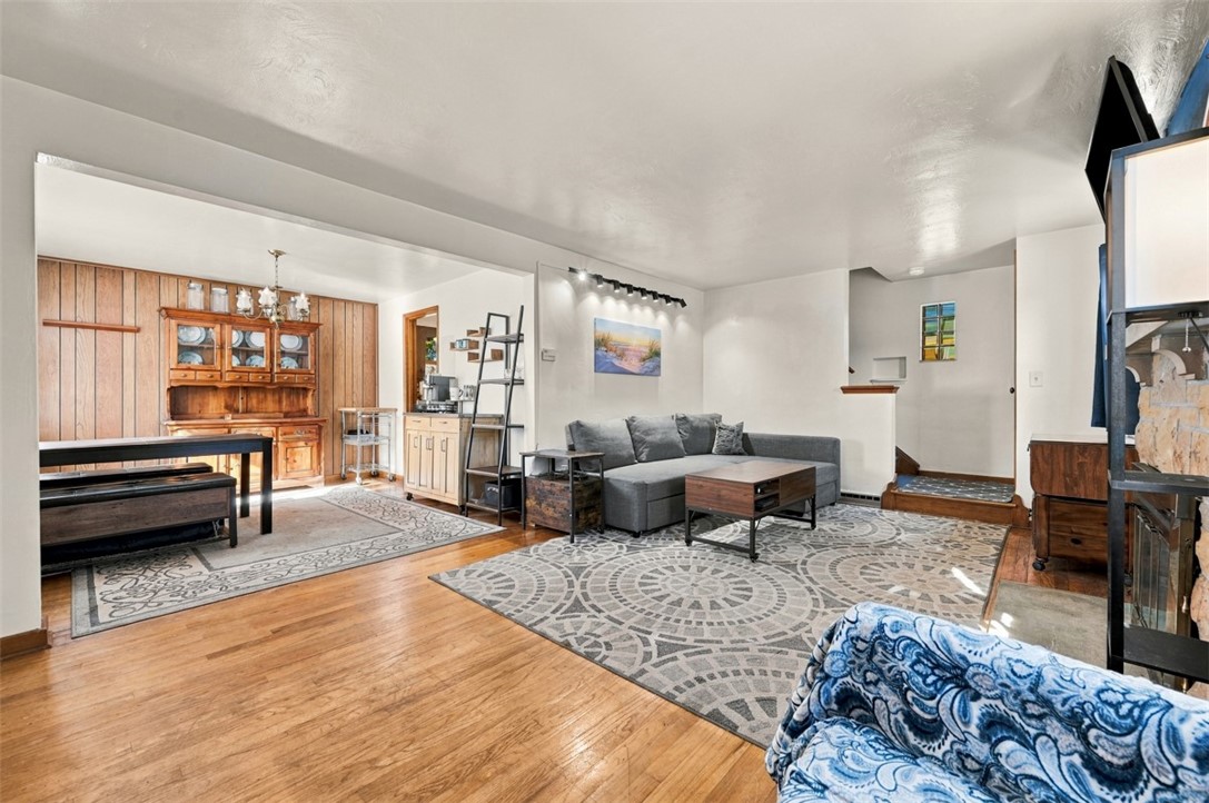 18 Pioneer Avenue