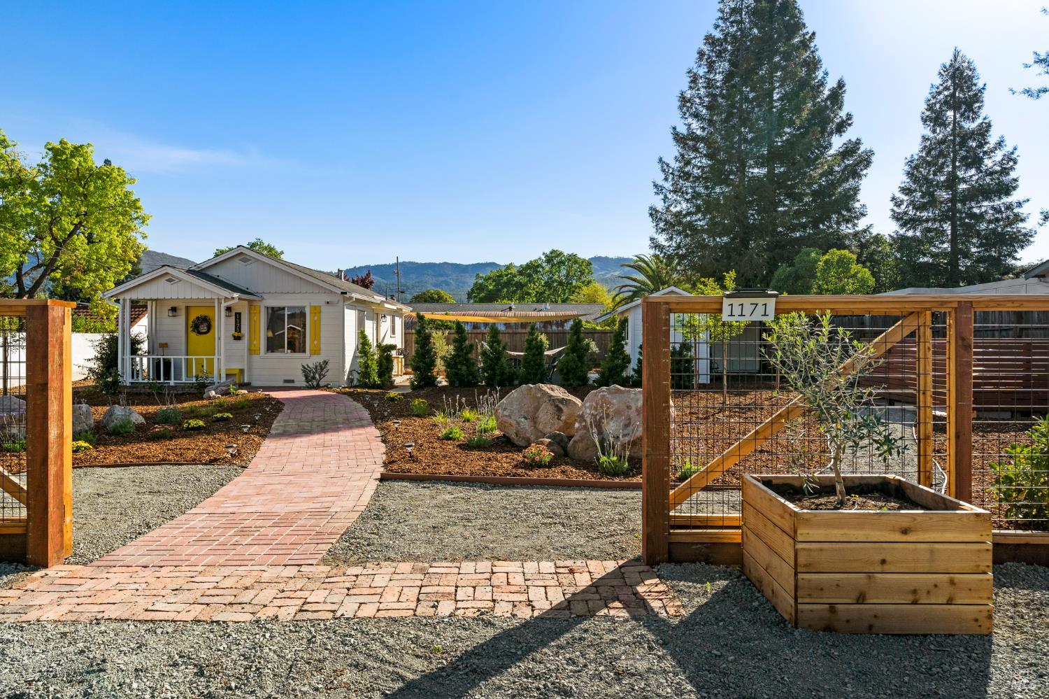 1171 Mountain View Avenue