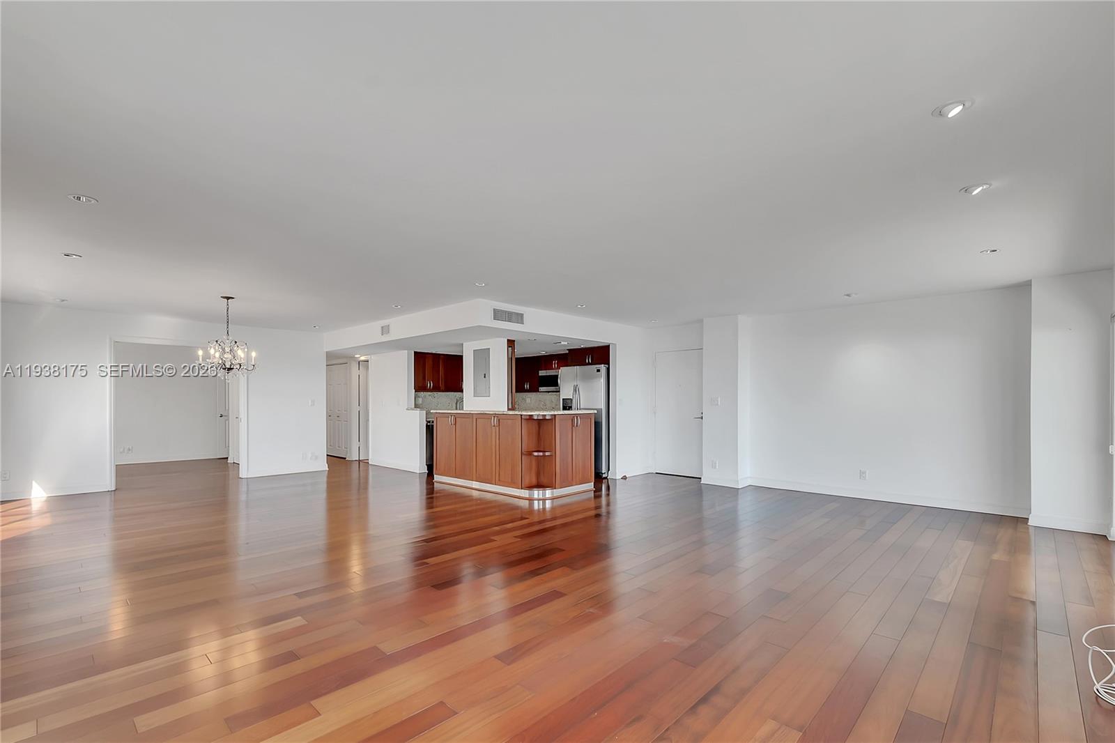 5415 Collins Ave # 506