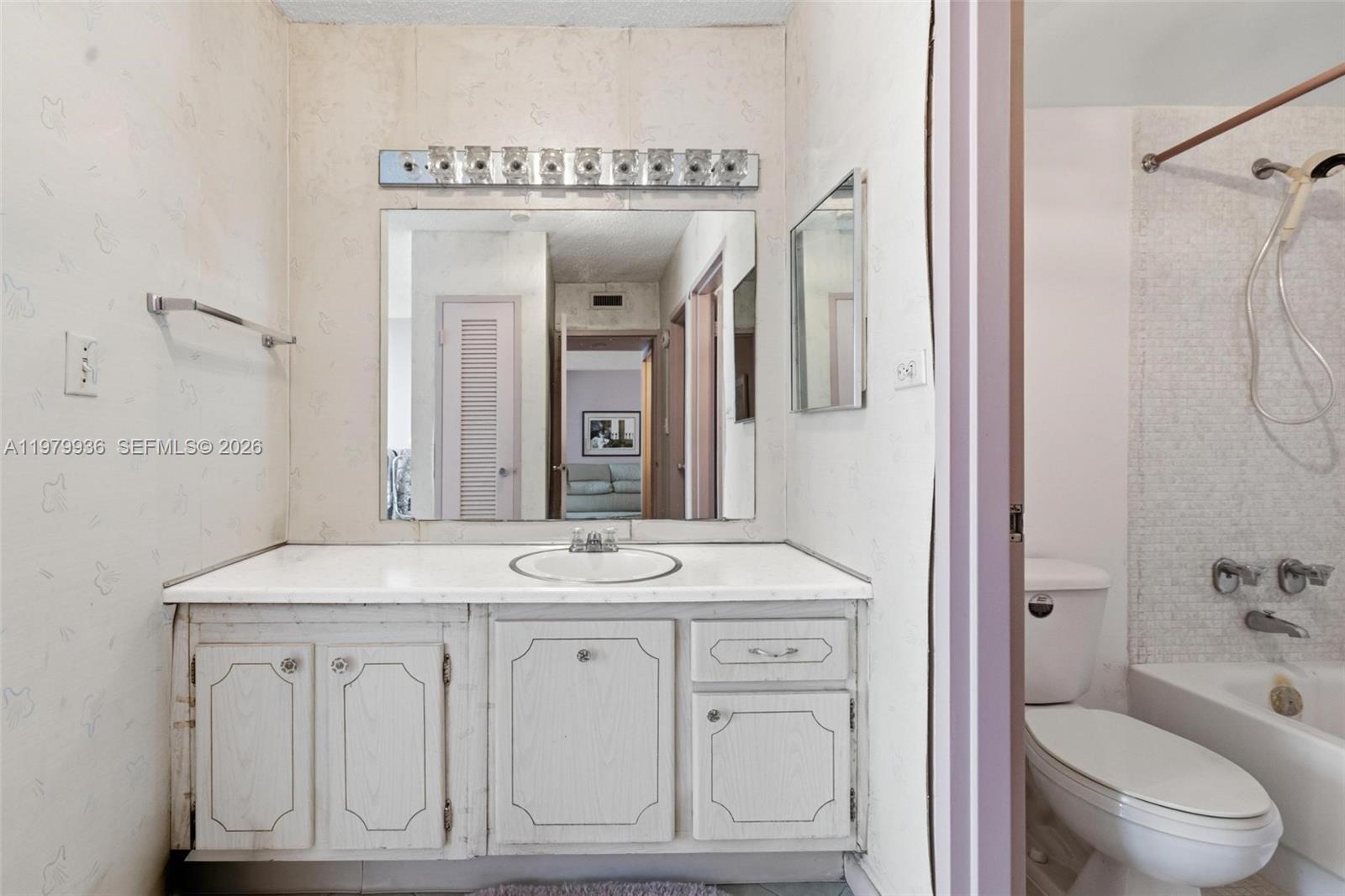 9225 Collins Ave # 610