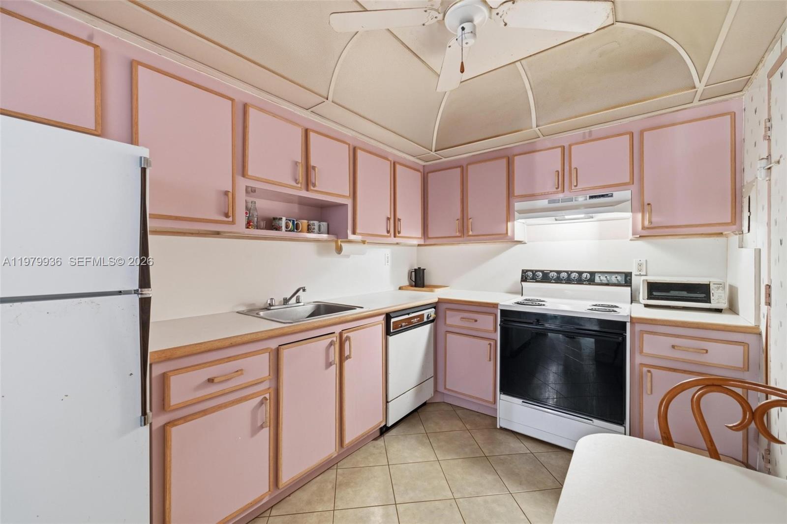 9225 Collins Ave # 610