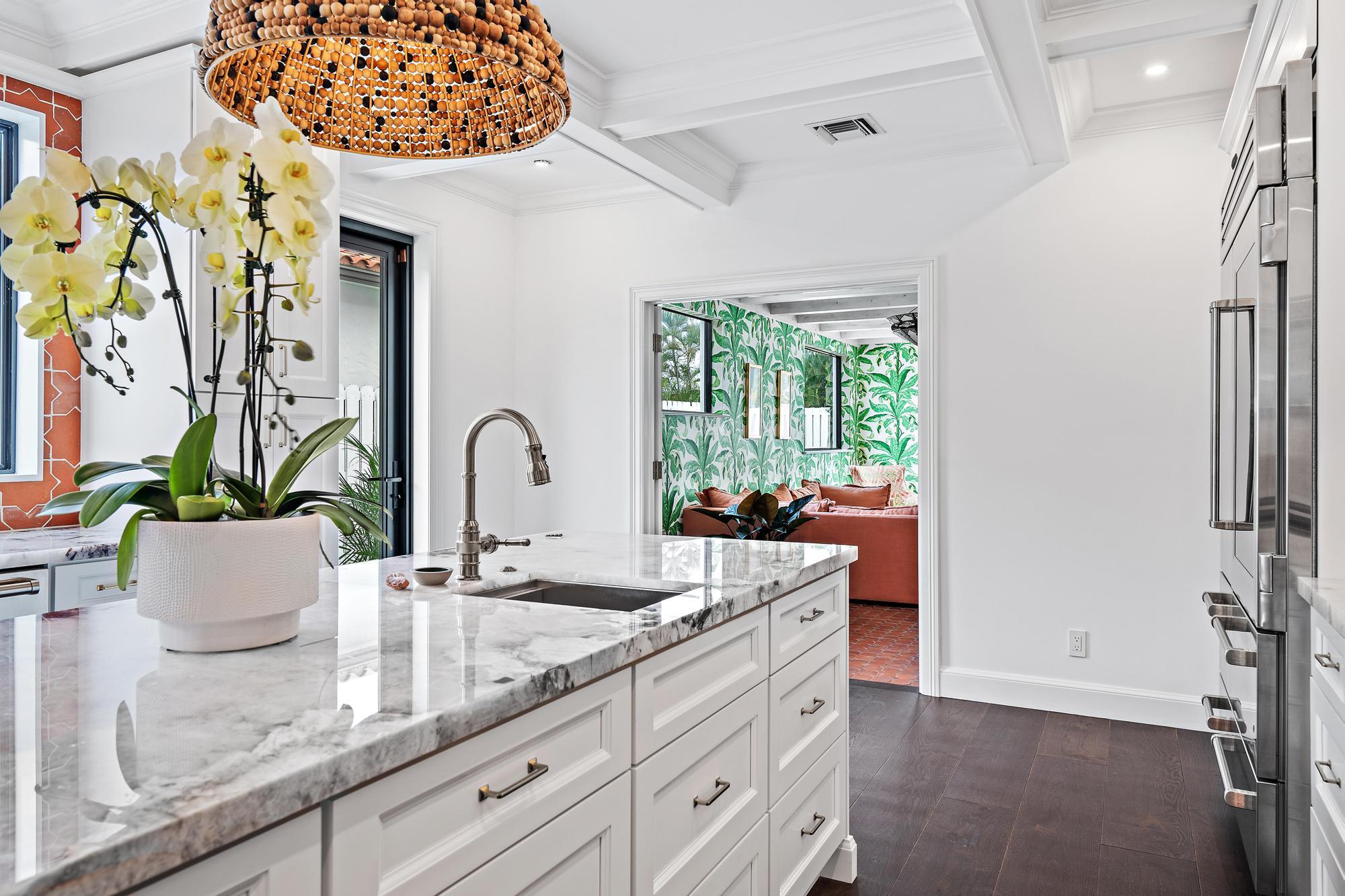 824 N Lakeside Drive