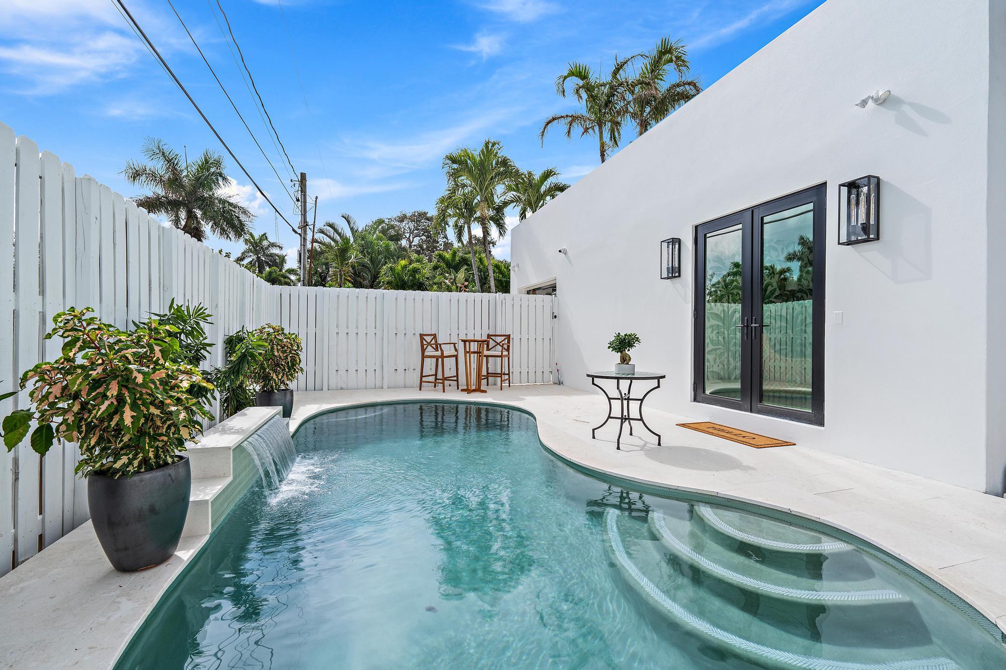 824 N Lakeside Drive