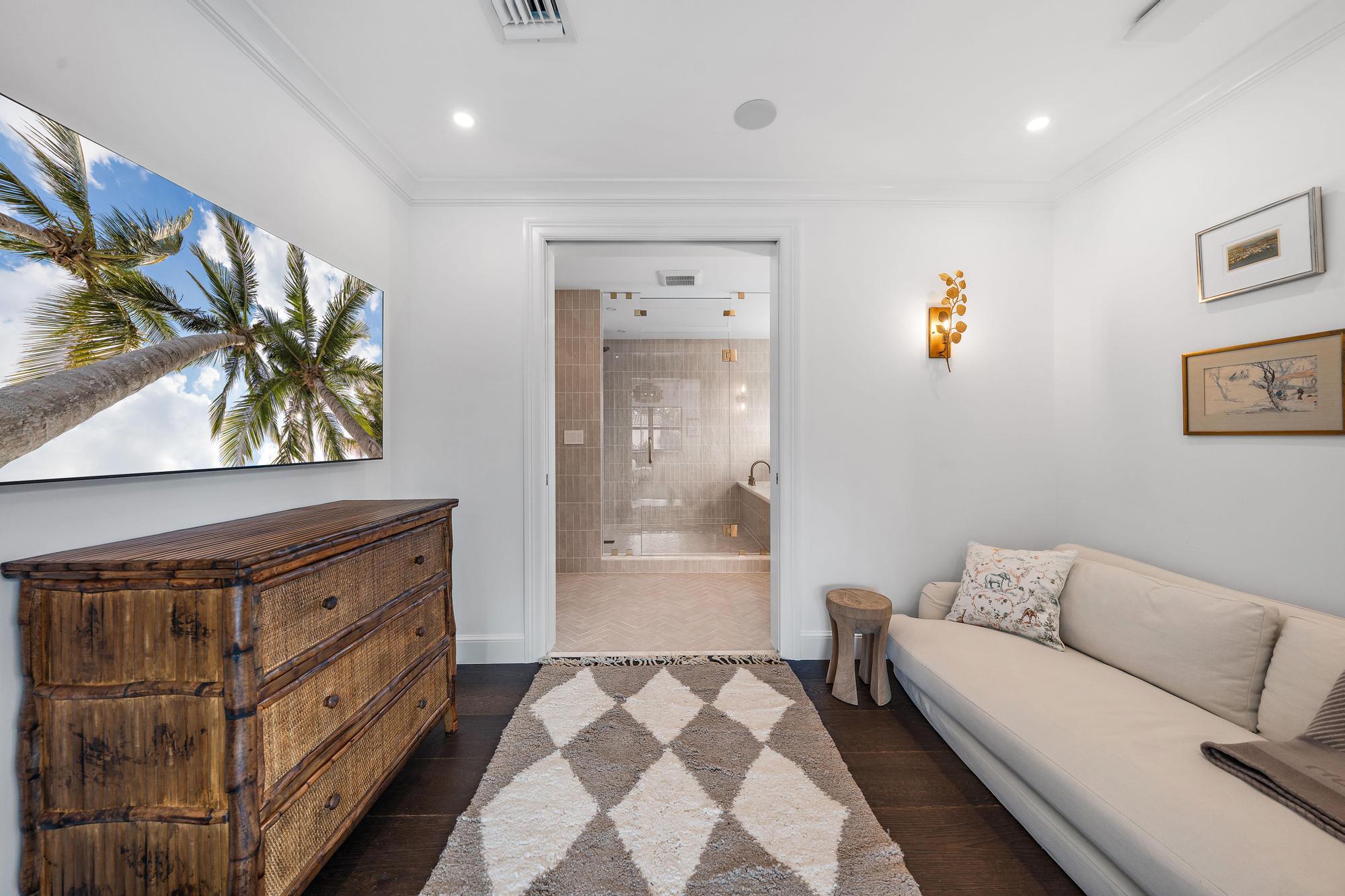 824 N Lakeside Drive