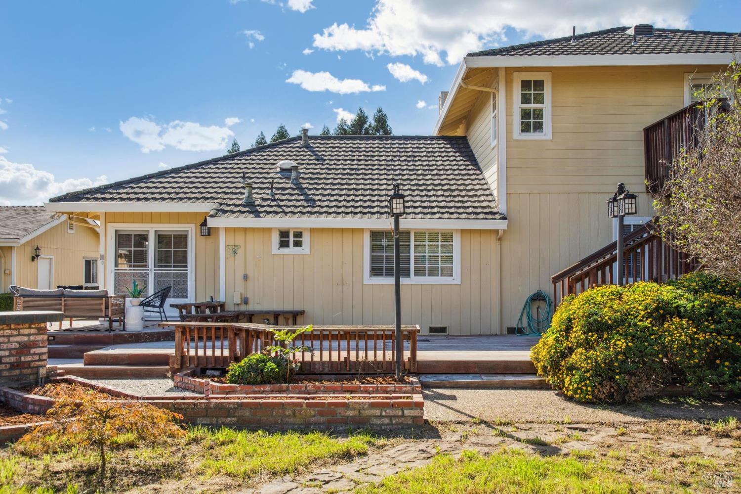 1089 El Centro Ave