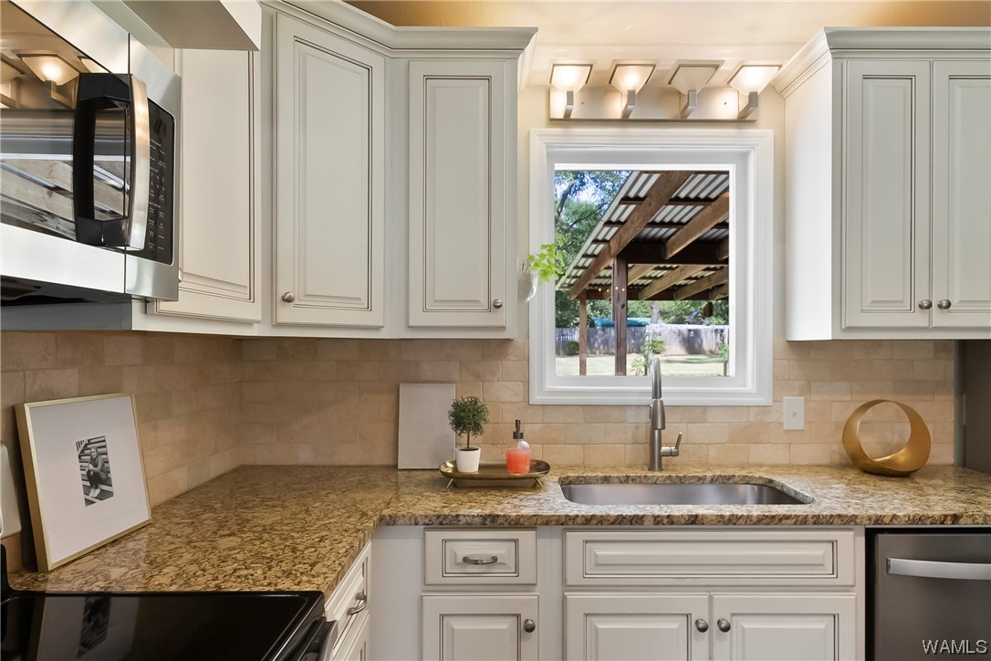 5208 APPLEWOOD Drive