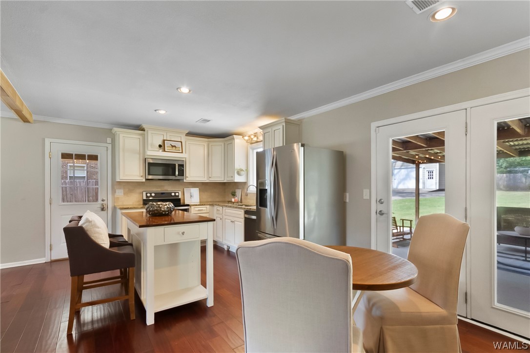 5208 APPLEWOOD Drive