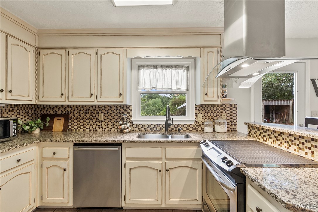 3411 Woodland Road