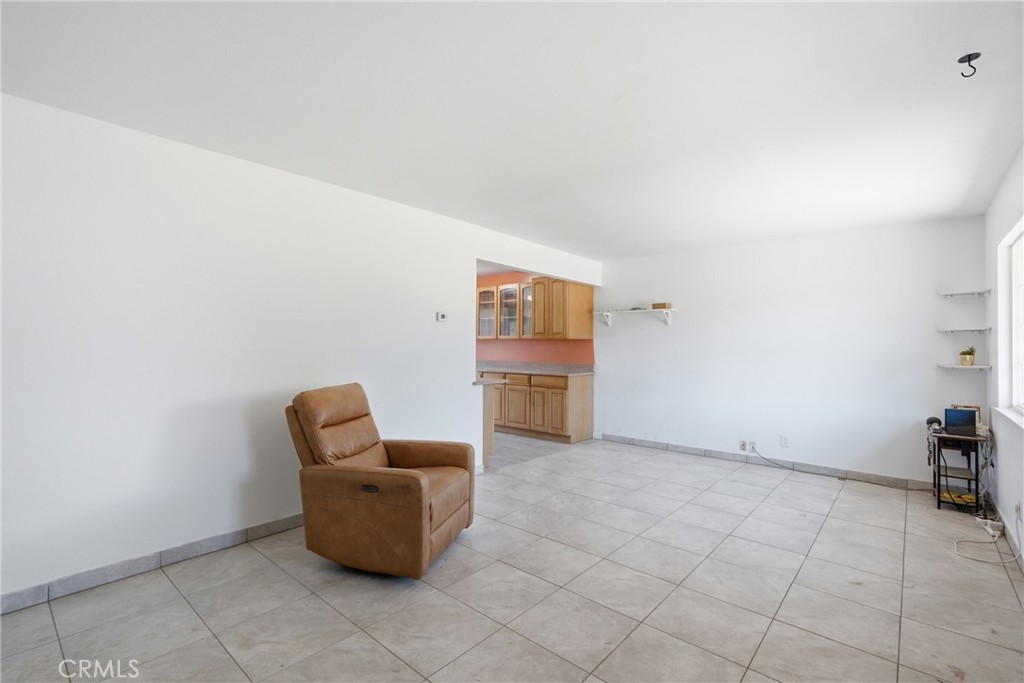 1121 E Lemon