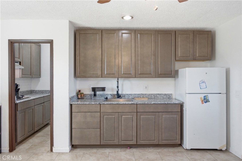 1121 E Lemon
