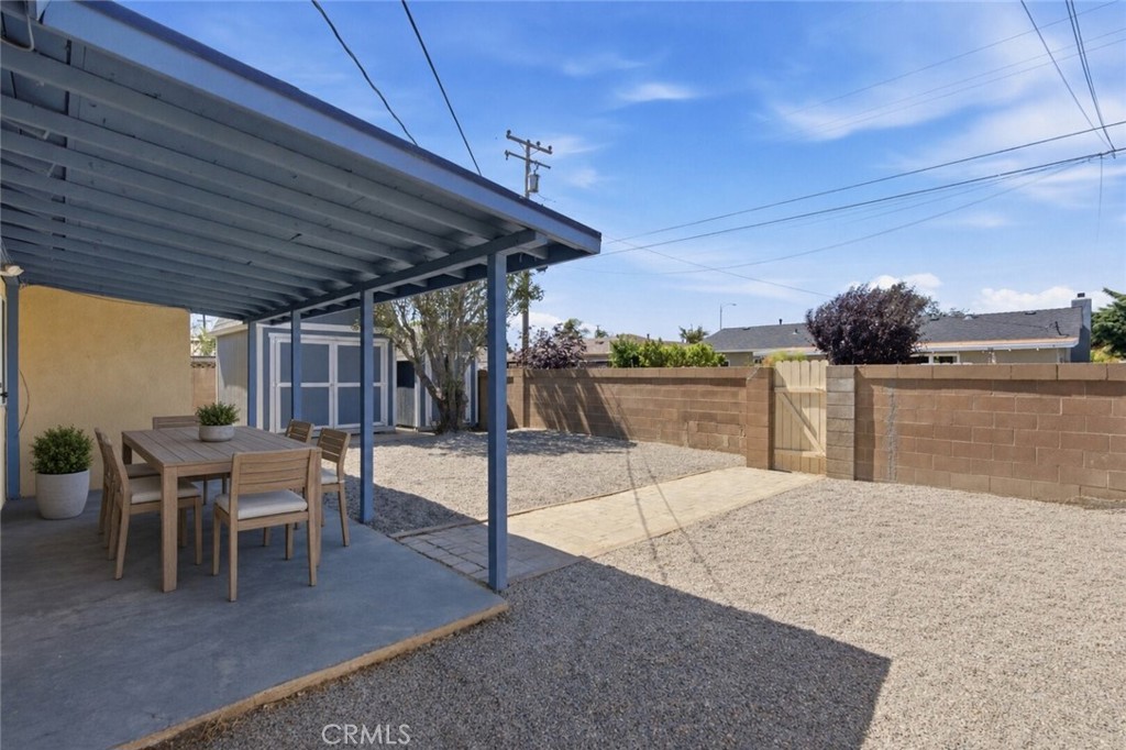 1121 E Lemon