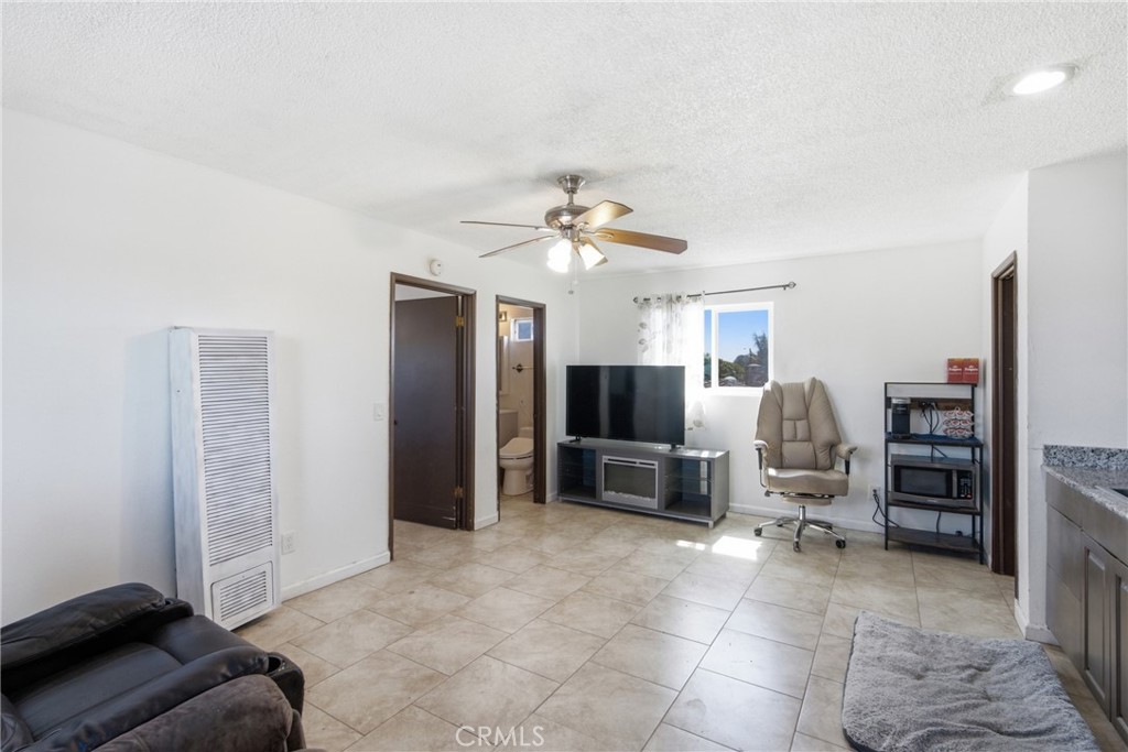 1121 E Lemon