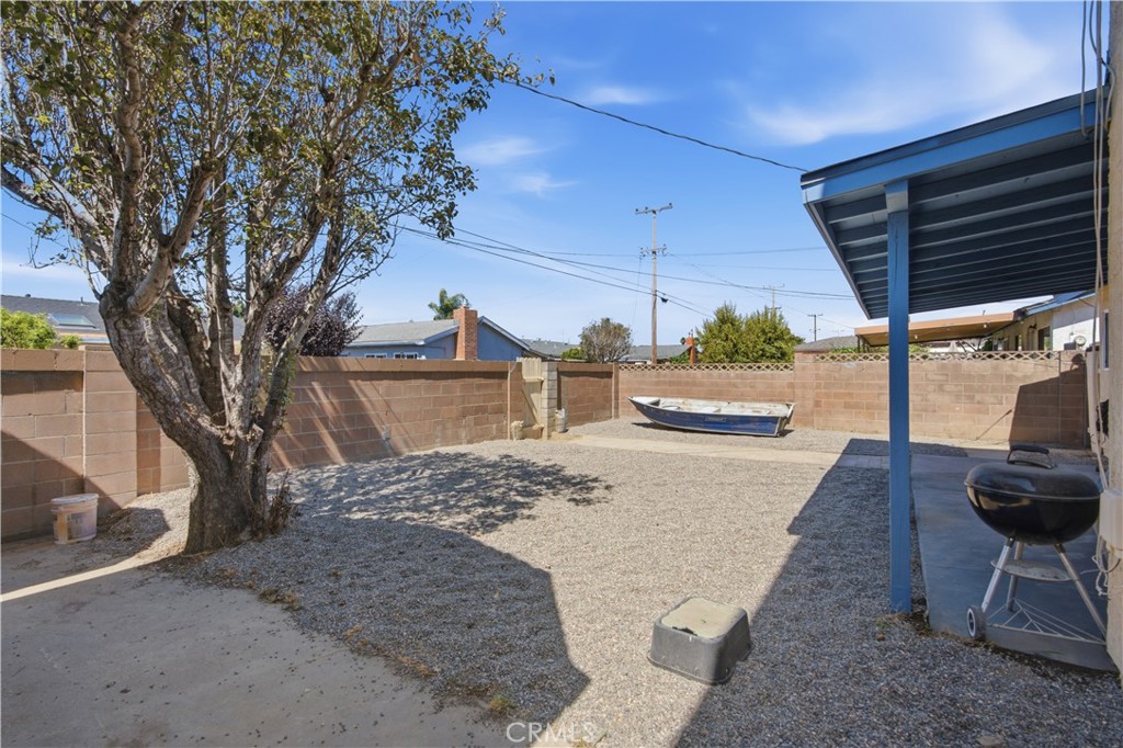 1121 E Lemon