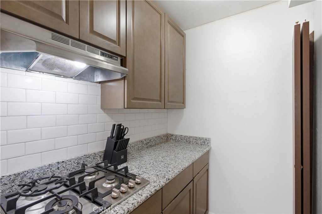 1121 E Lemon