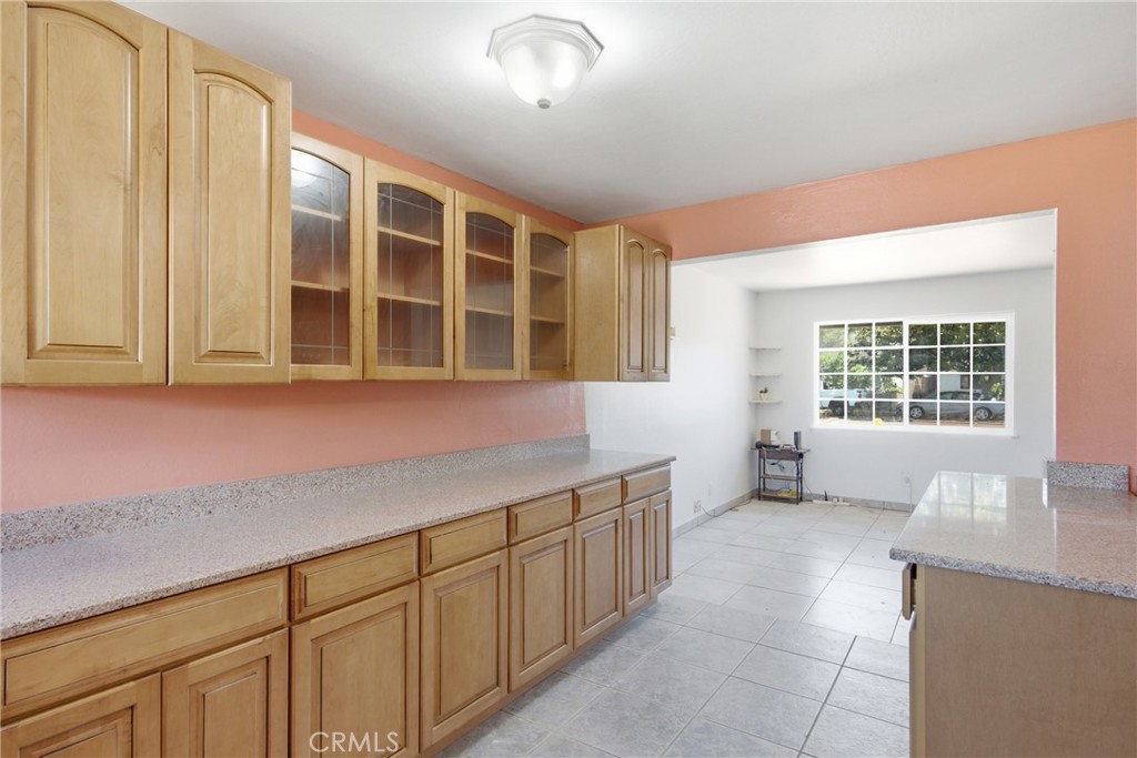 1121 E Lemon