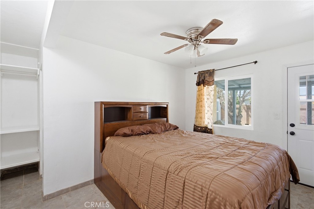 1121 E Lemon