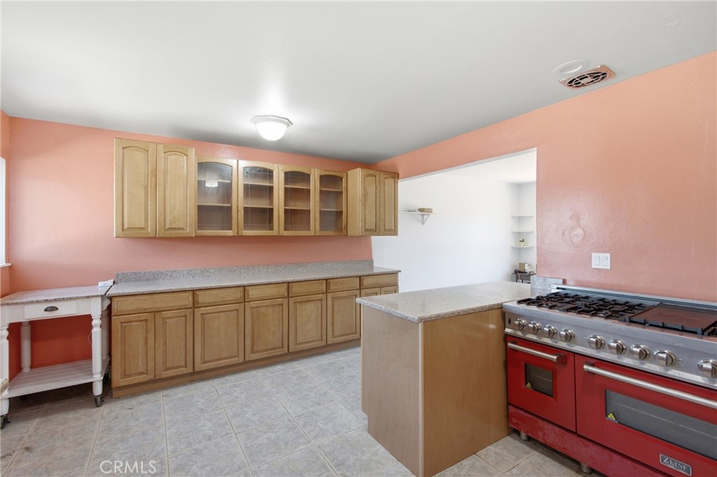 1121 E Lemon