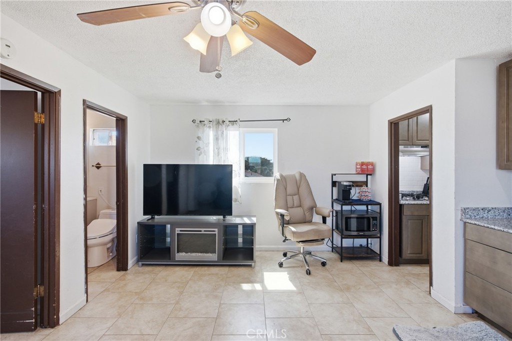 1121 E Lemon