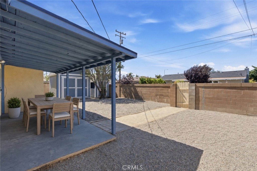 1121 E Lemon
