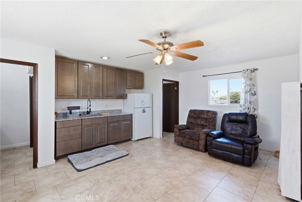 1121 E Lemon
