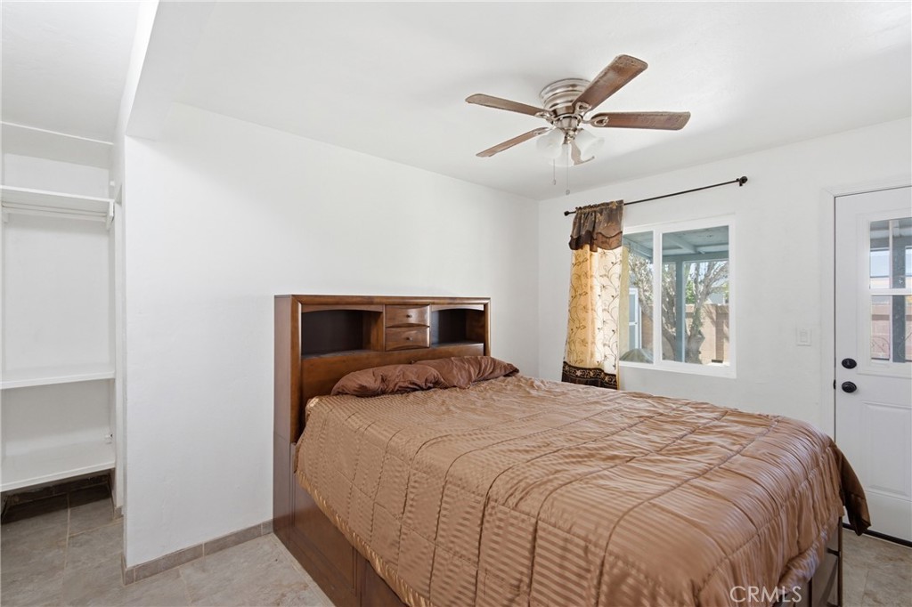 1121 E Lemon