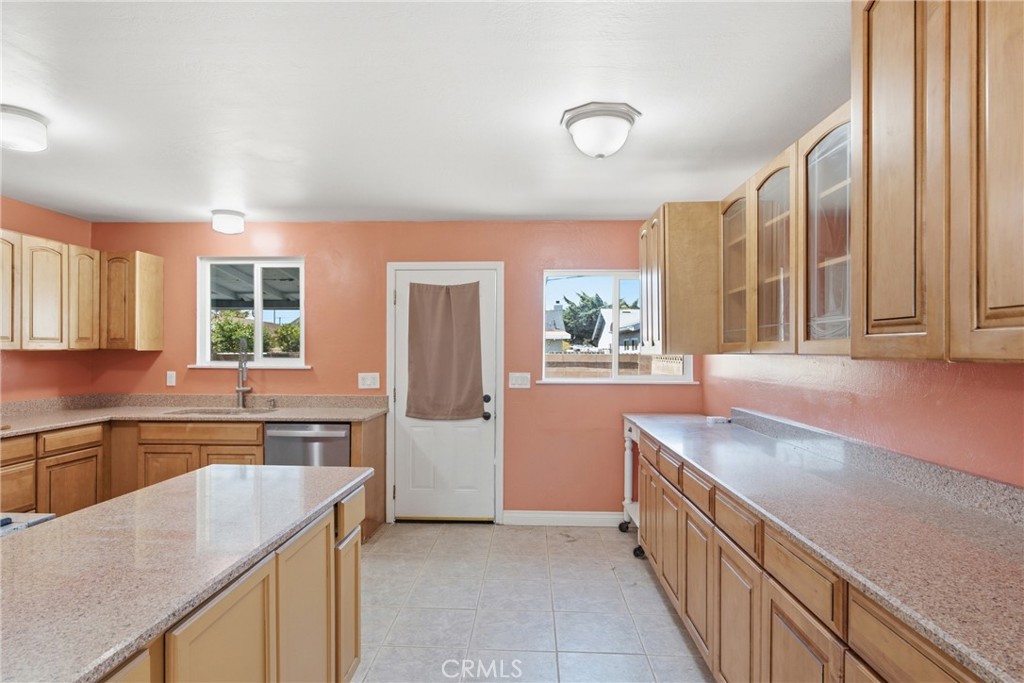 1121 E Lemon
