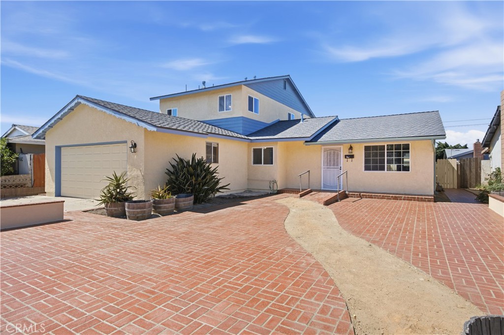 1121 E Lemon
