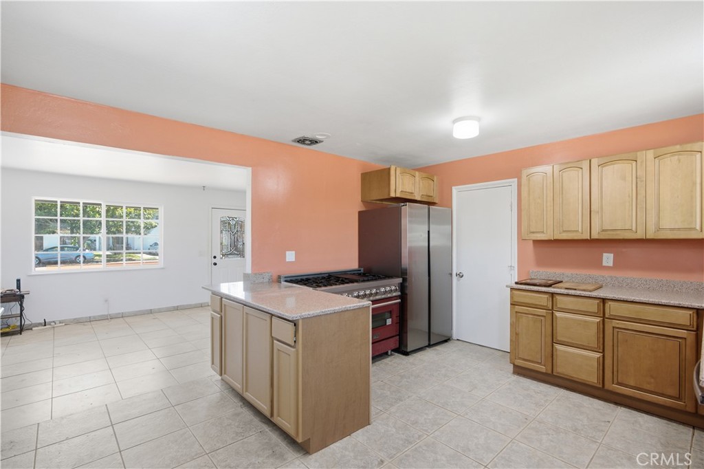 1121 E Lemon