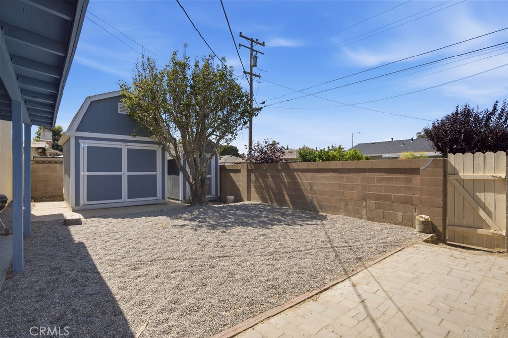 1121 E Lemon