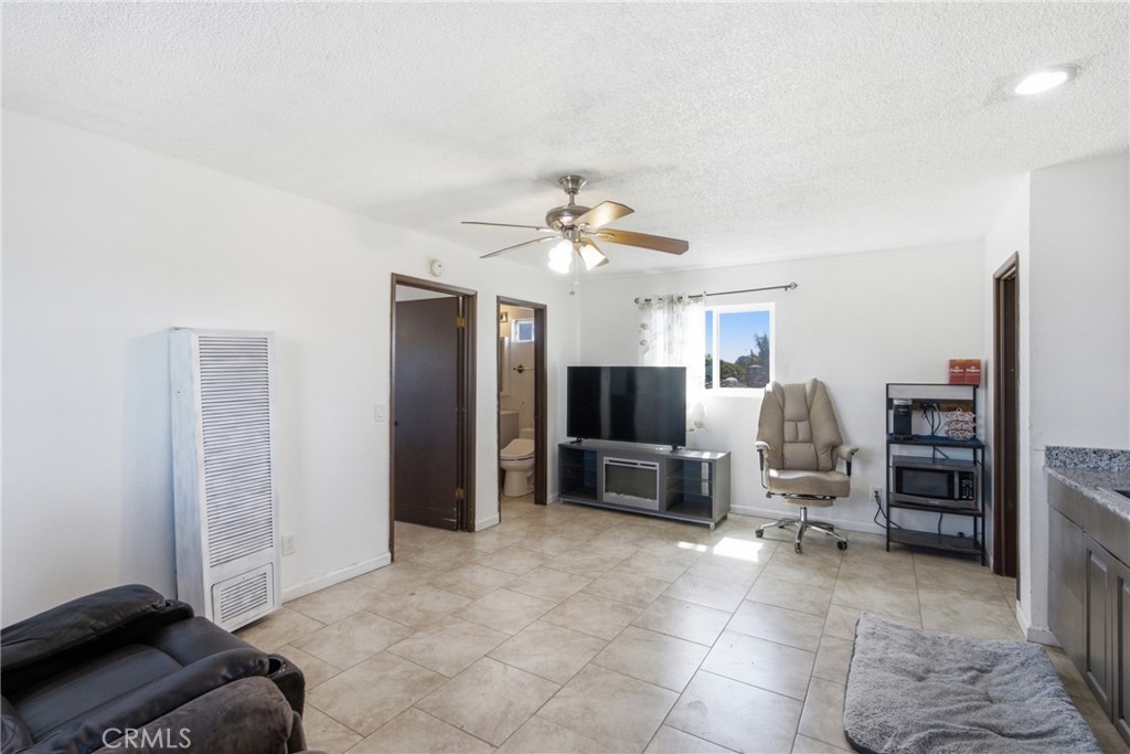 1121 E Lemon