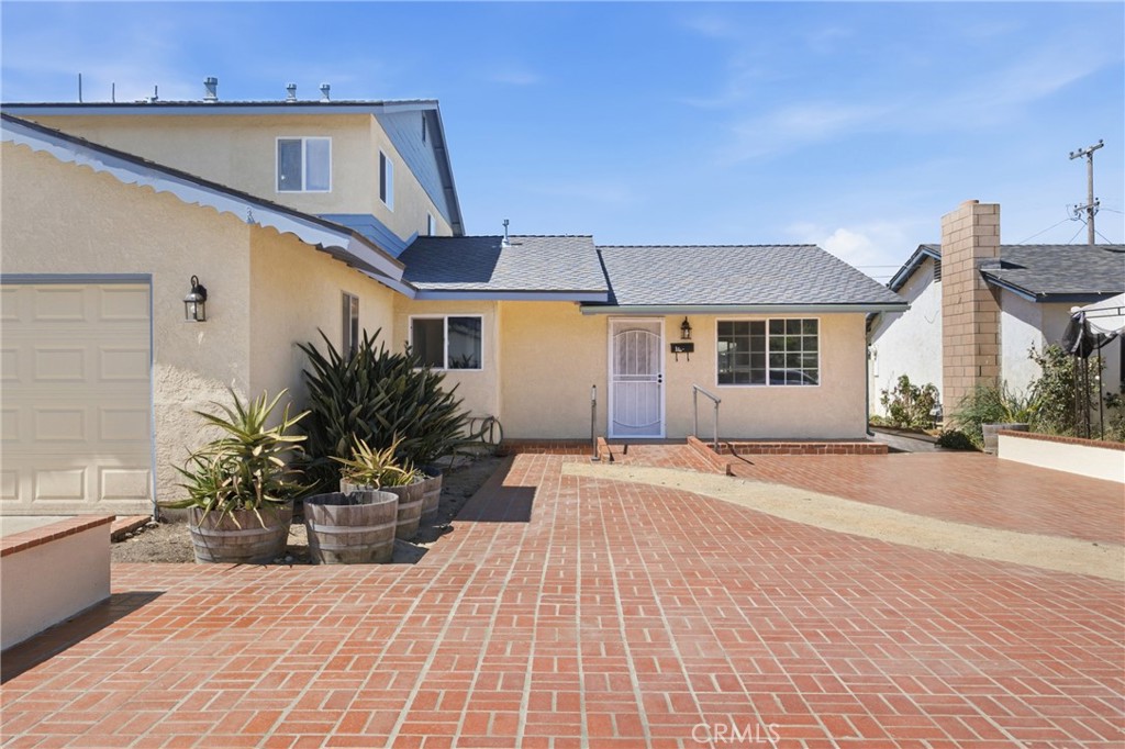1121 E Lemon