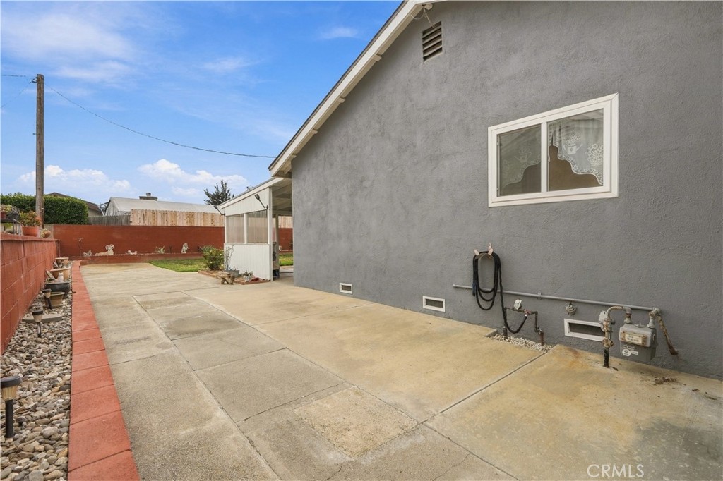 1412 W Nectarine Avenue