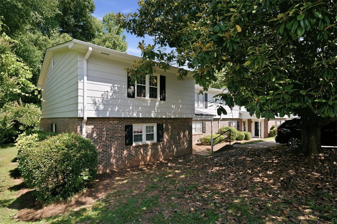 25 Summercreek Drive