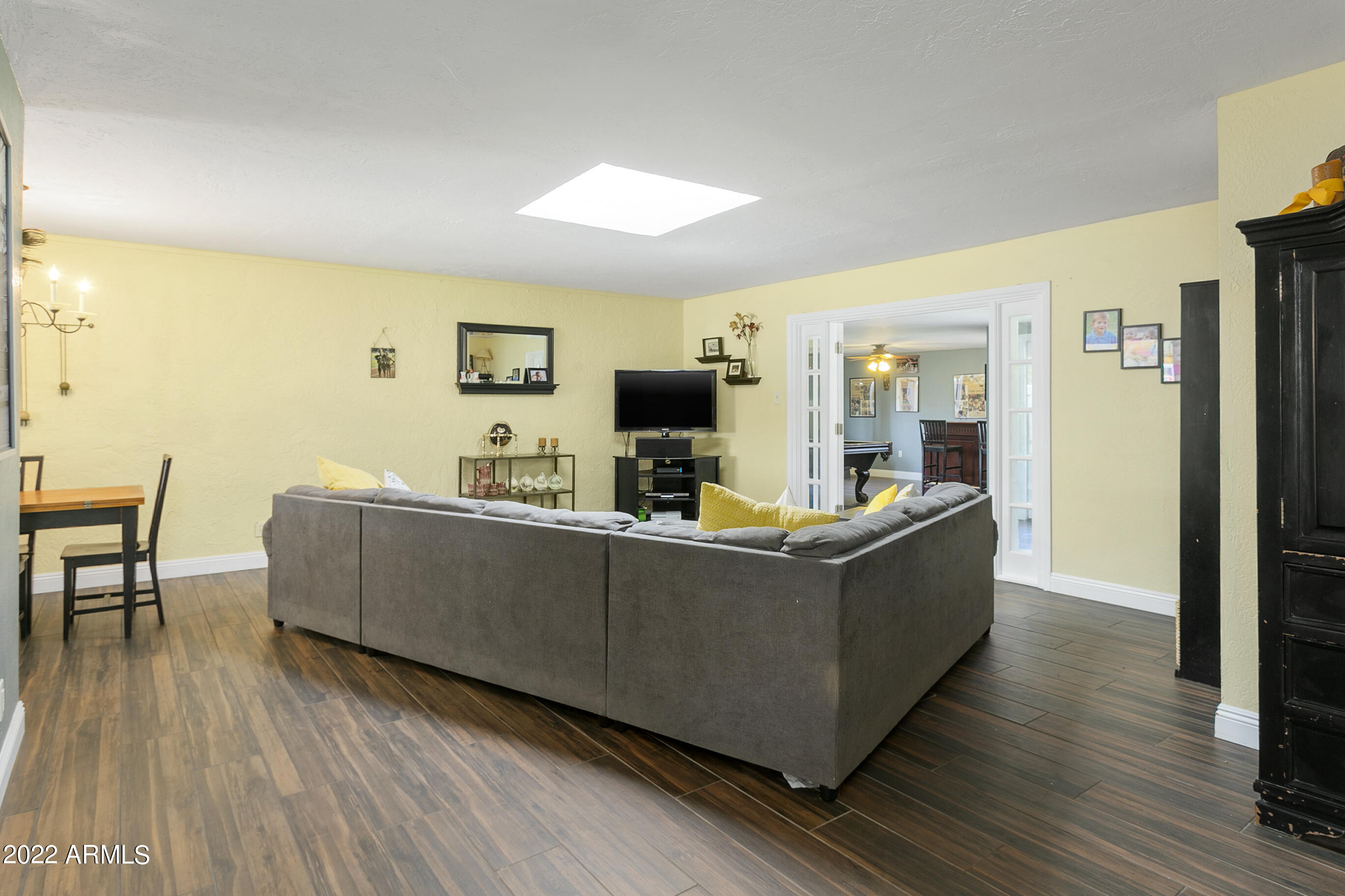 438 W HARMONT Drive