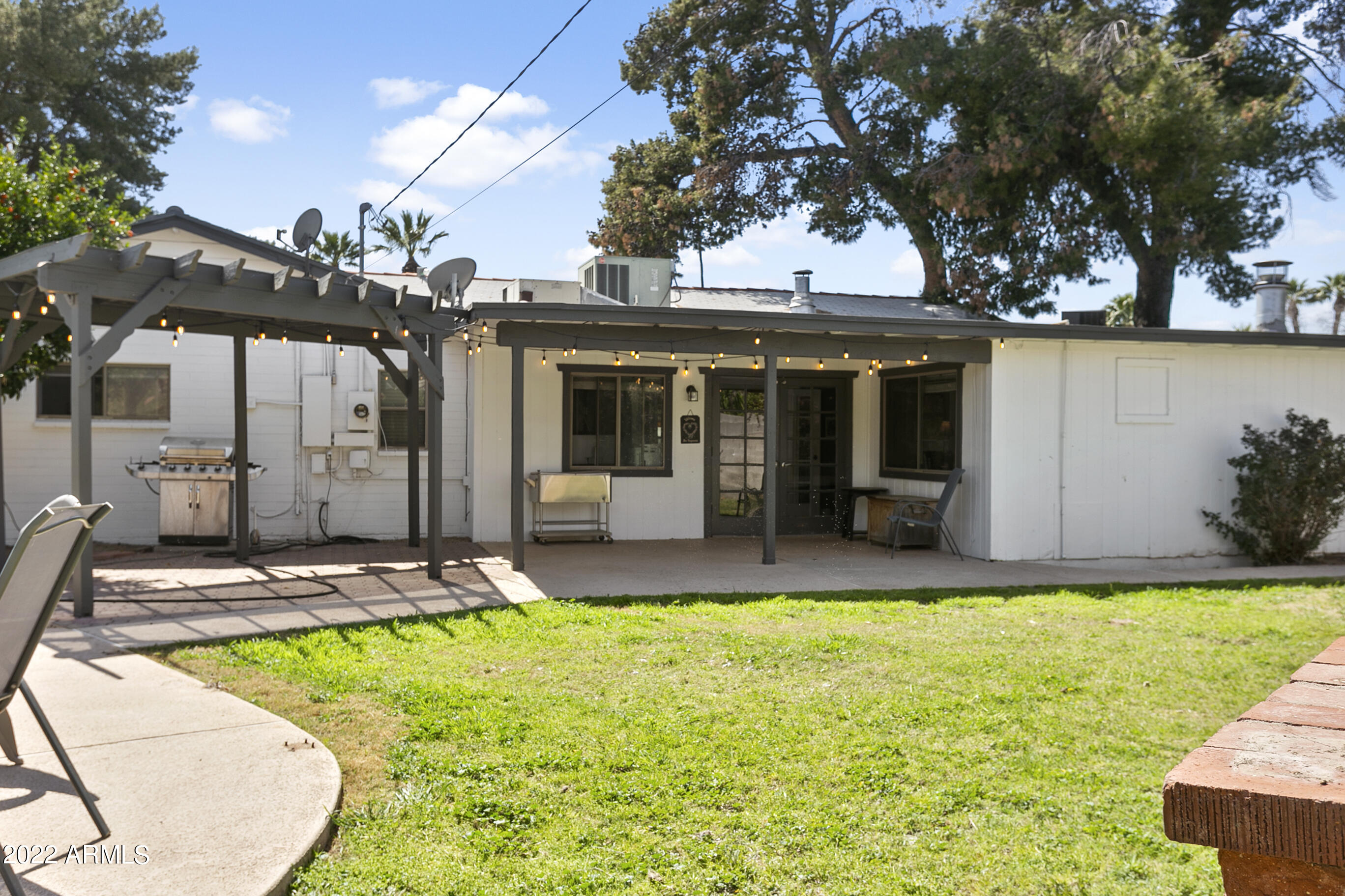 438 W HARMONT Drive