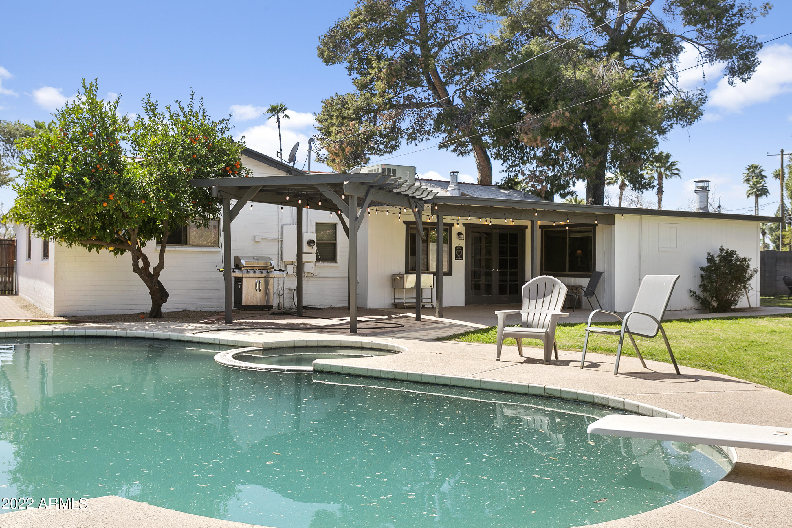 438 W HARMONT Drive