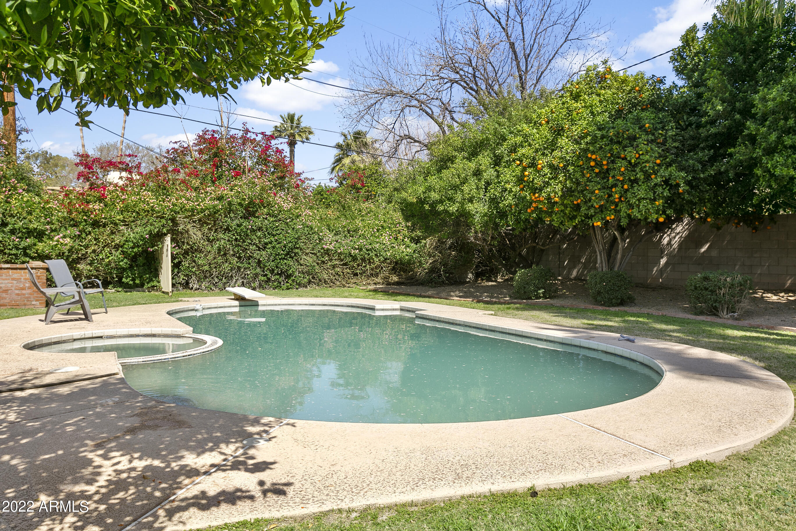 438 W HARMONT Drive