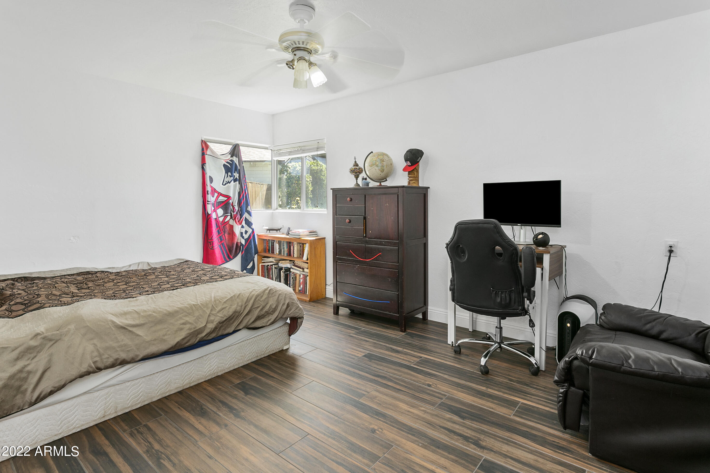 438 W HARMONT Drive