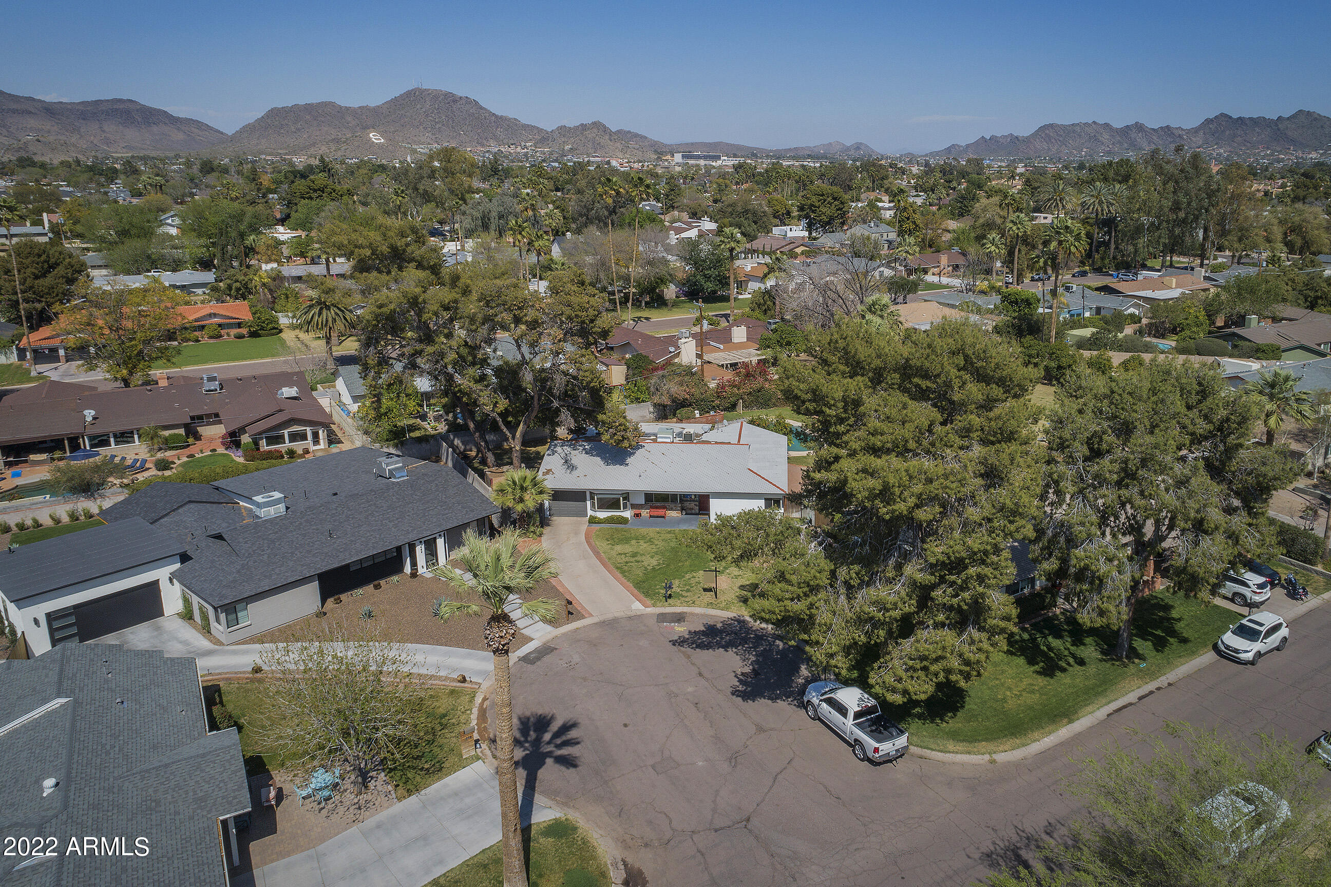438 W HARMONT Drive