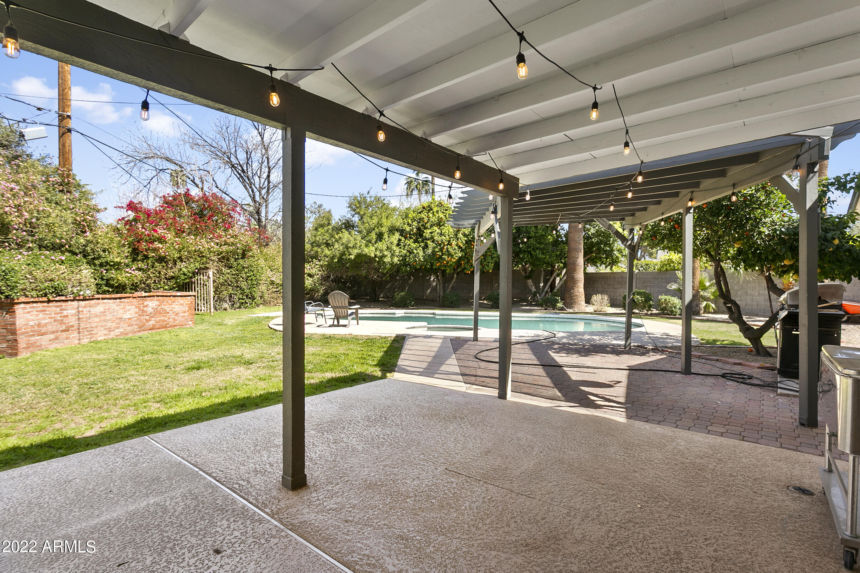 438 W HARMONT Drive