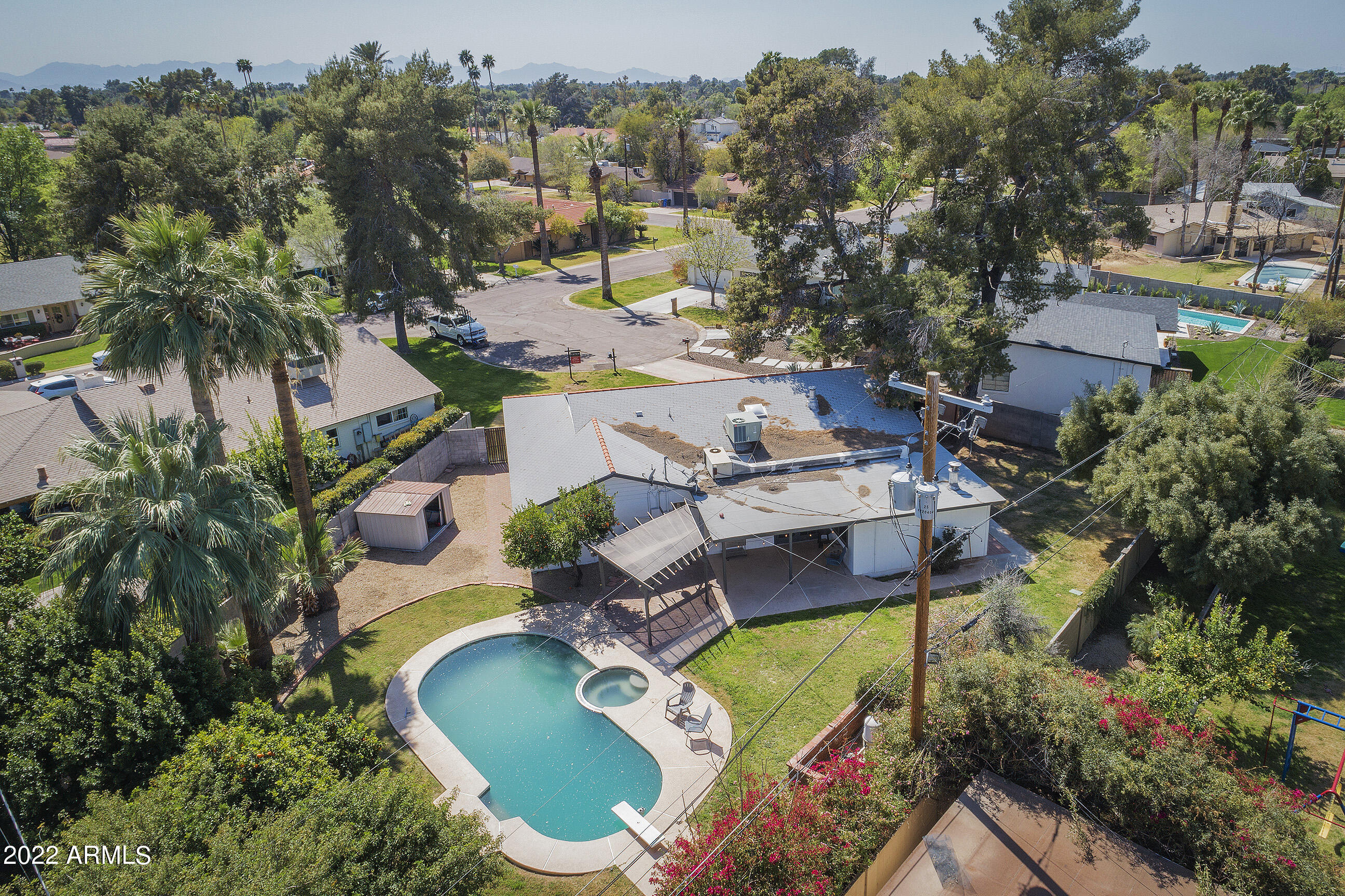 438 W HARMONT Drive