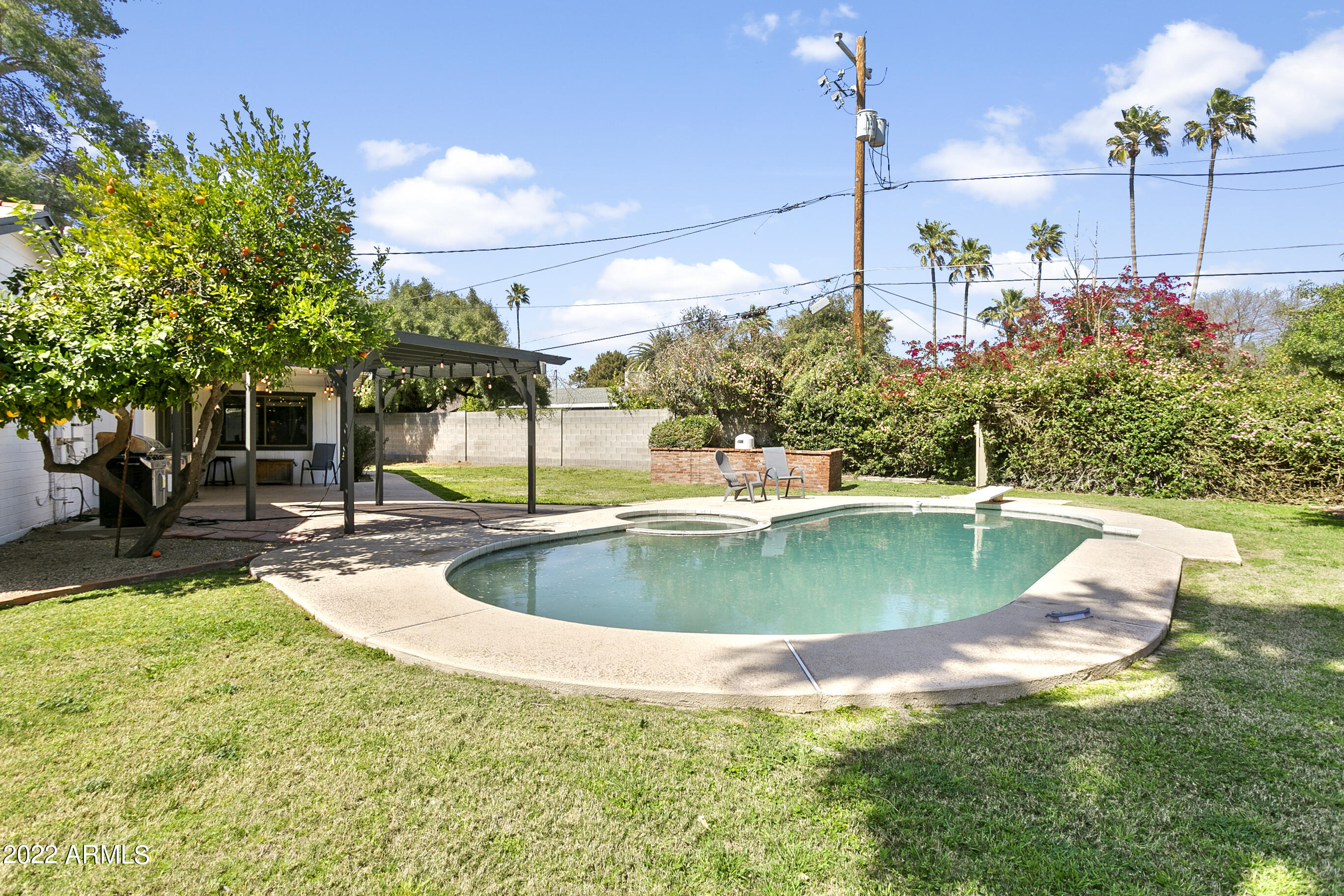 438 W HARMONT Drive