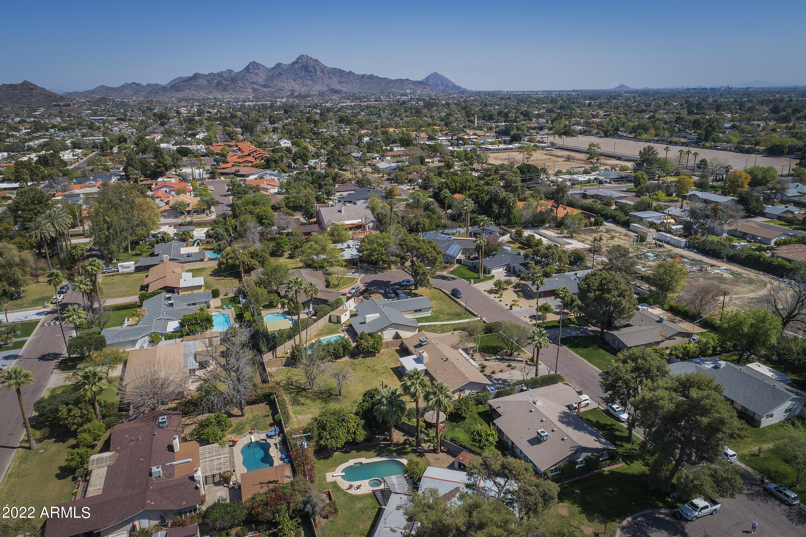 438 W HARMONT Drive