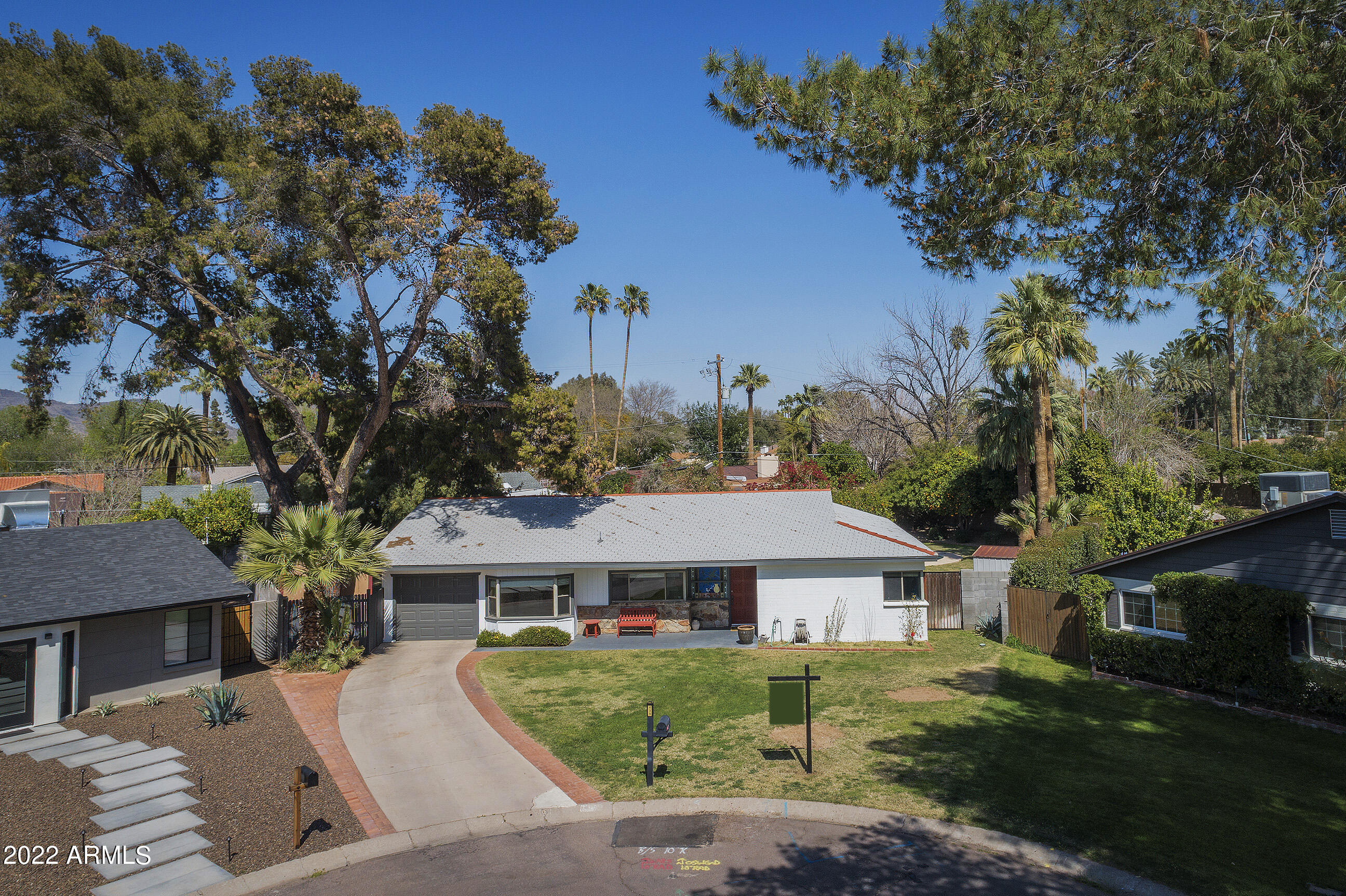 438 W HARMONT Drive