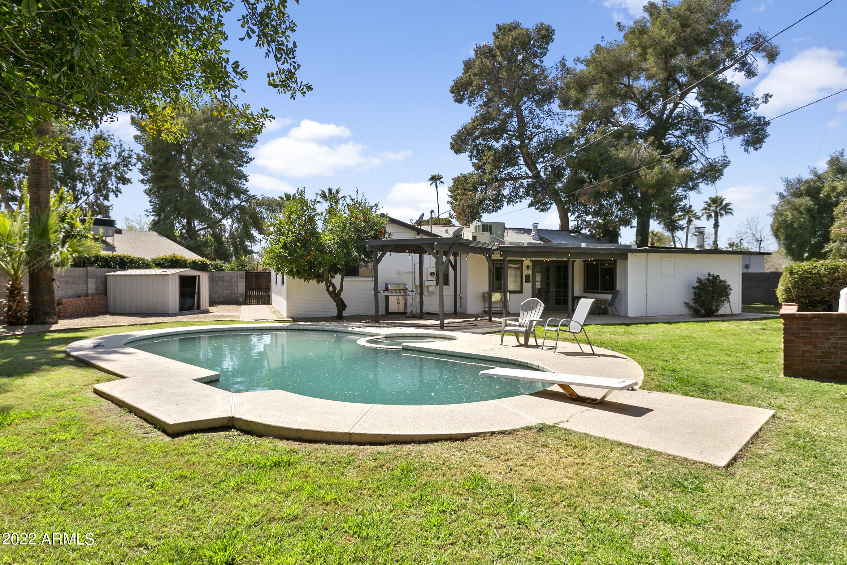 438 W HARMONT Drive
