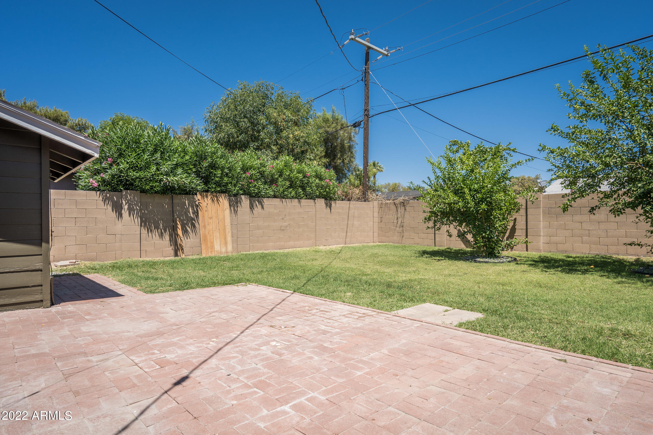 946 E COLTER Street