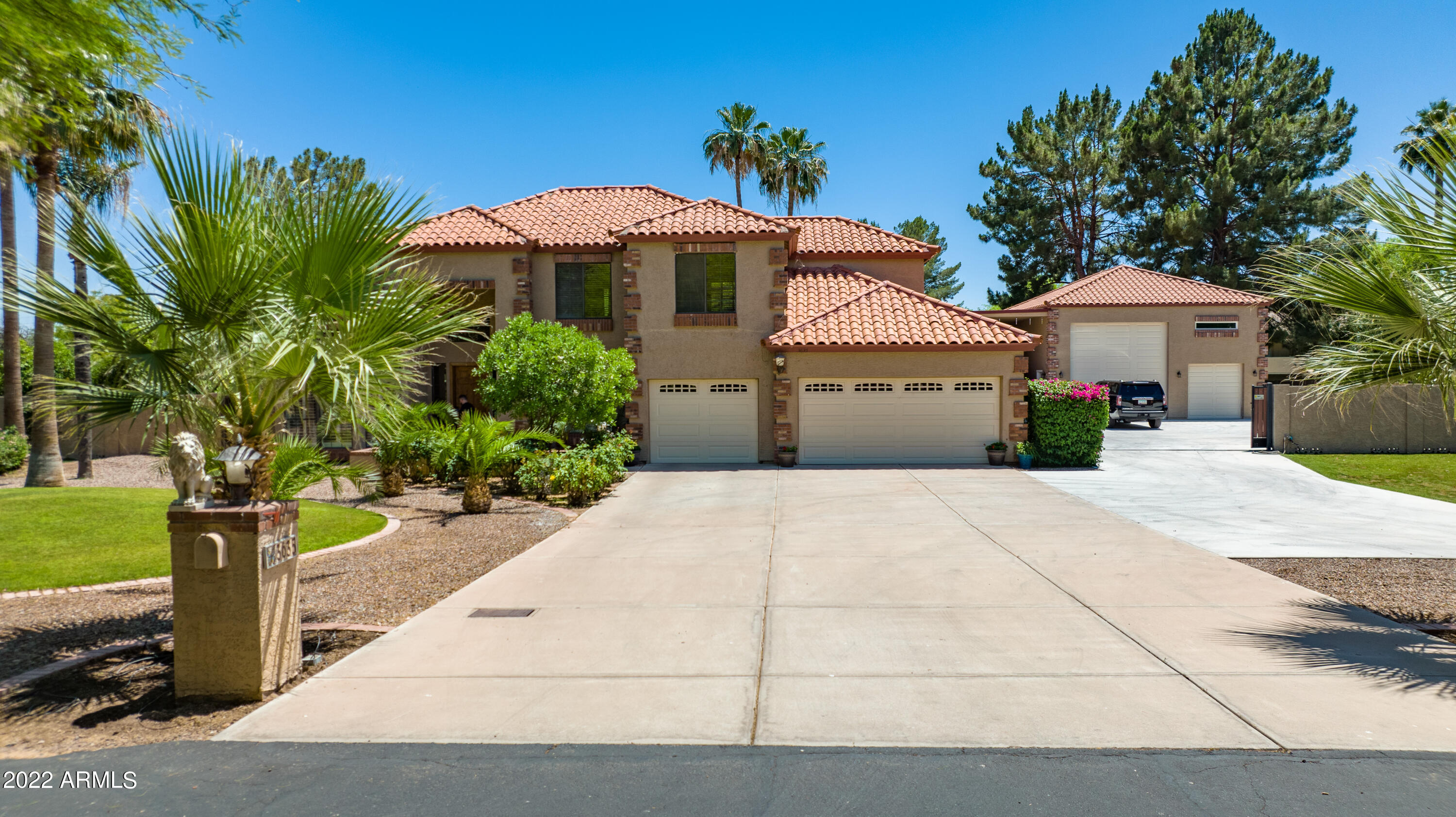 3635 E OASIS Circle