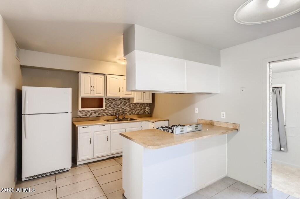 6 W Lawrence Boulevard