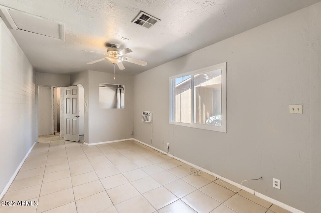 6 W Lawrence Boulevard